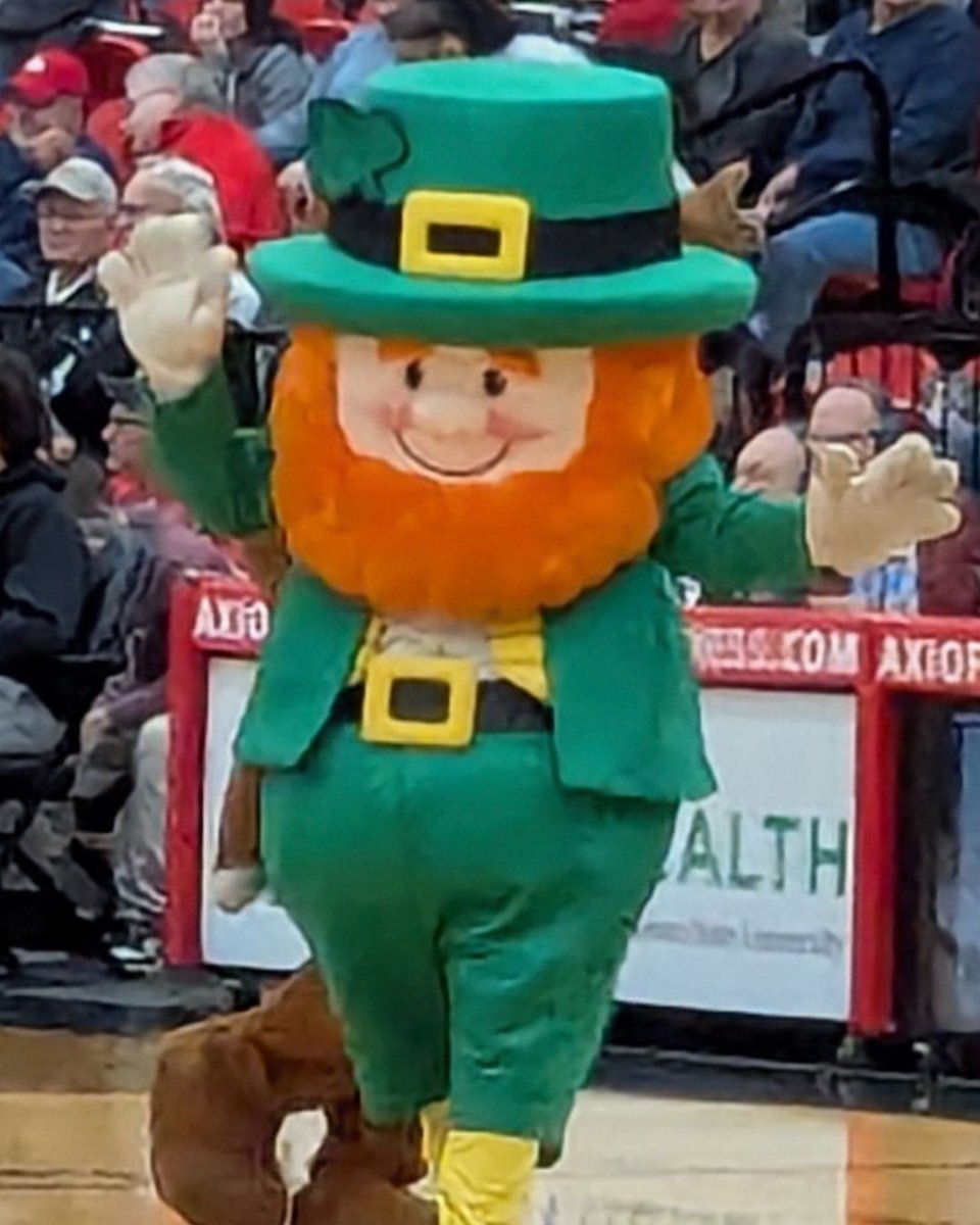 Mascot Mania Day at the YSU Men's Basketball game was a success! Flynnie was able to show off his moves in front of the spectators at Beeghly Center, while getting to meet a few other mascots from nearby businesses. ☘️