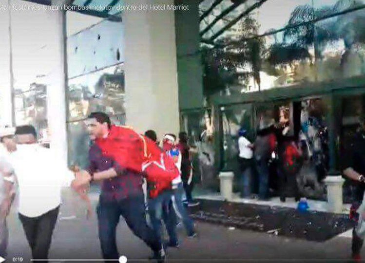 Mariodiaz03's tweet photo. Uno no quiere, pero es que el canciller @EnriqueReinaHN no colabora. 

Son un chiste estos narco socialistas. https://t.co/hrsyxjjhol
