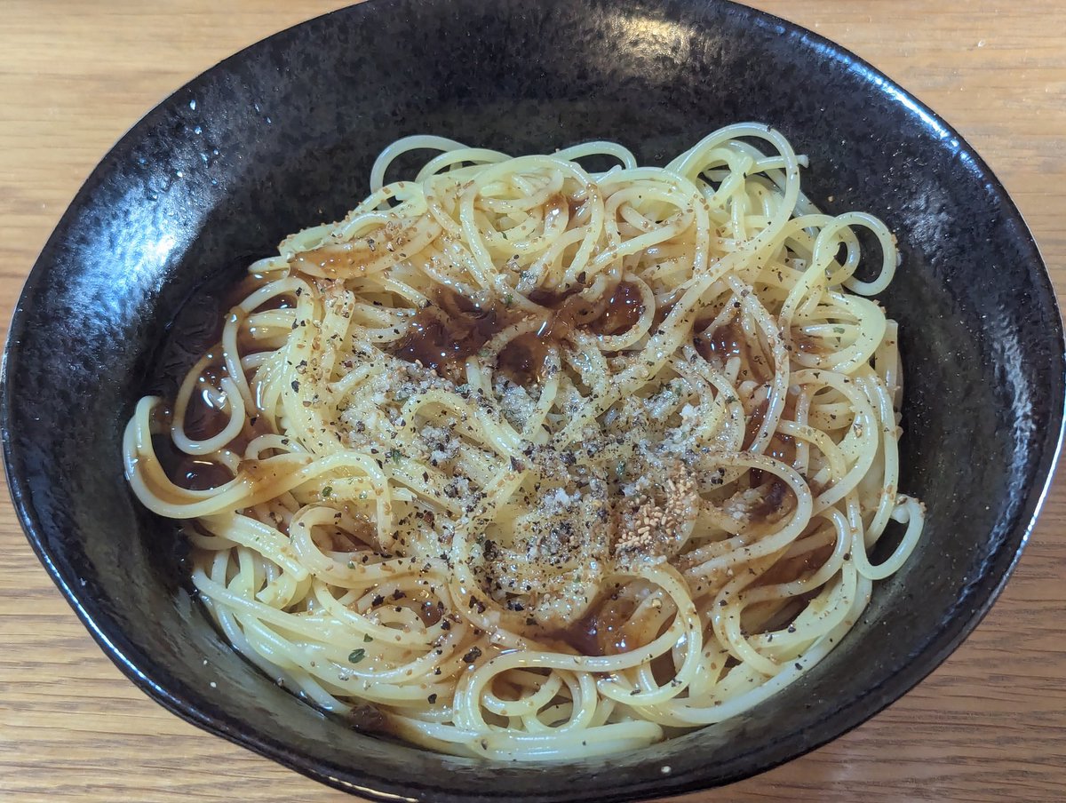 独身貴族の晩餐468

金が無い
これには深い訳がある
でも今日は塩パスタにトリュフ醤油をかけるくらいの余裕はある
マジ美味いぜこの醤油