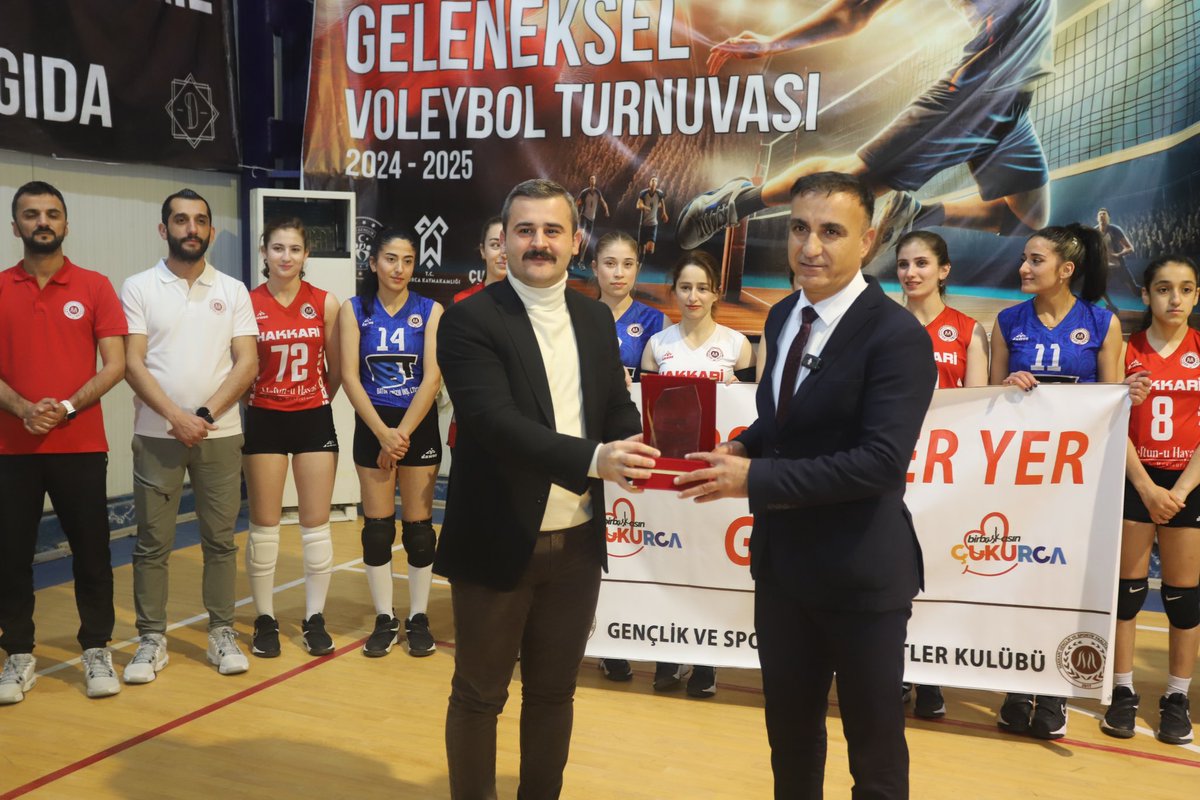 CukurcaKaymakam's tweet photo. 📌 Çukurca Geleneksel Voleybol Turnuvası Final akşamında Hakkari’mizi Kadınlar 2.liginde temsil eden; Hakkari Sportif Faaliyetler Kadın Voleybol Takımı gösteri maçı yaptı.

Desteklerinden dolayı, kulüp başkanı Turan ŞİMŞEK’e ve sporcularımıza teşekkür ederiz. 

#7den70eçukurcasporyapıyor