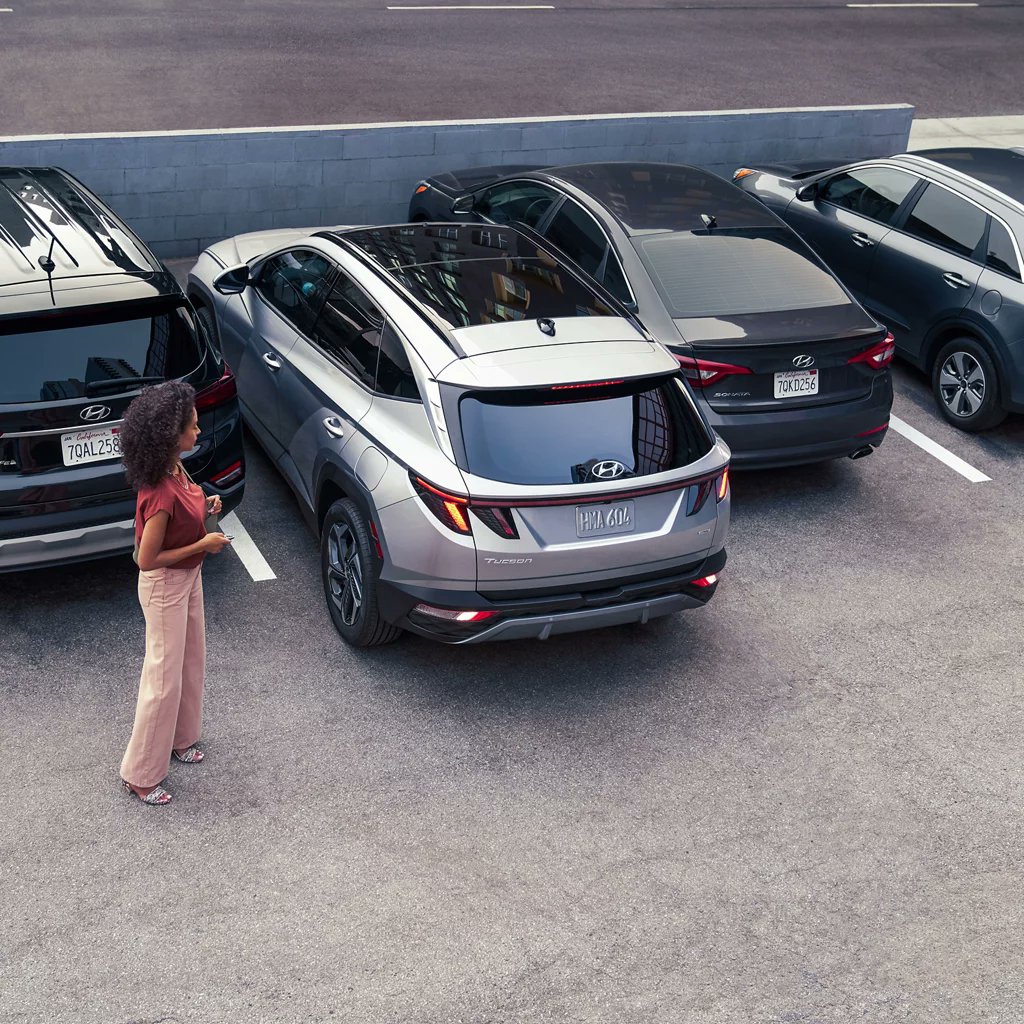 JamesWoodTX's tweet photo. Ready to park like a pro without even breaking a sweat? 

The TUCSON’s Remote Smart Parking Assist has your back! Just press that Smart Key button, and voila! Outsmart tight spots while YOU stay outside. Who knew parking could be this easy? https://t.co/knHydKbH1u