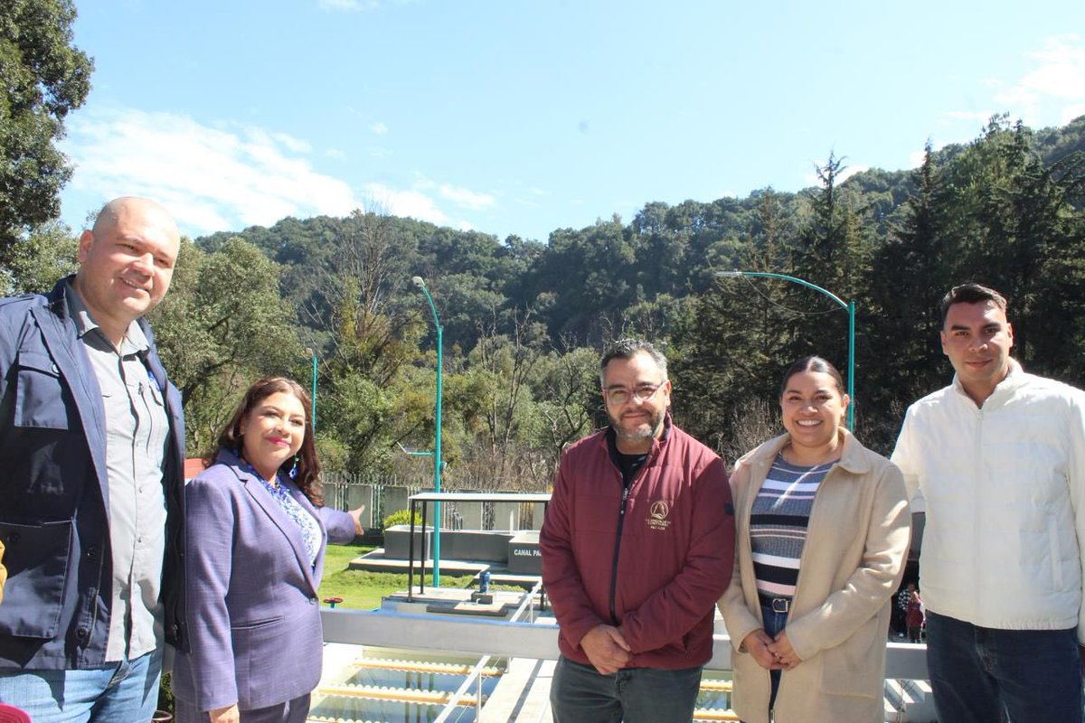 Fer_MercadoG's tweet photo. Recibimos con gran entusiasmo a nuestra Jefa de Gobierno, @ClaraBrugadaM, en La Magdalena Contreras para la entrega de las obras de rehabilitación de la Planta Potabilizadora de Agua Río Magdalena.

Con el Programa Agua del Bienestar Atlitic, más de 121 mil contrerenses se verán beneficiadas y beneficiados, reafirmando que la colaboración entre los núcleos agrarios y el Gobierno de la CDMX da mejores resultados para nuestras comunidades.

#LaTransformaciónLlegó para mejorar la gestión del agua y garantizar justicia hídrica.