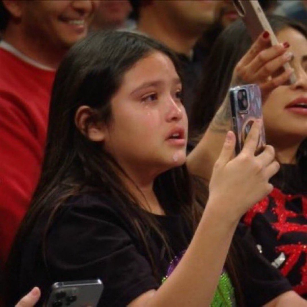 _PWChronicle's tweet photo. Seeing Pénta’s daughter and the rest of his family sitting at ringside crying and celebrating his WWE debut is everything.  

A truly wholesome moment. ❤️ 

#RawOnNetflix | #WWERaw https://t.co/kaOxRHthHC