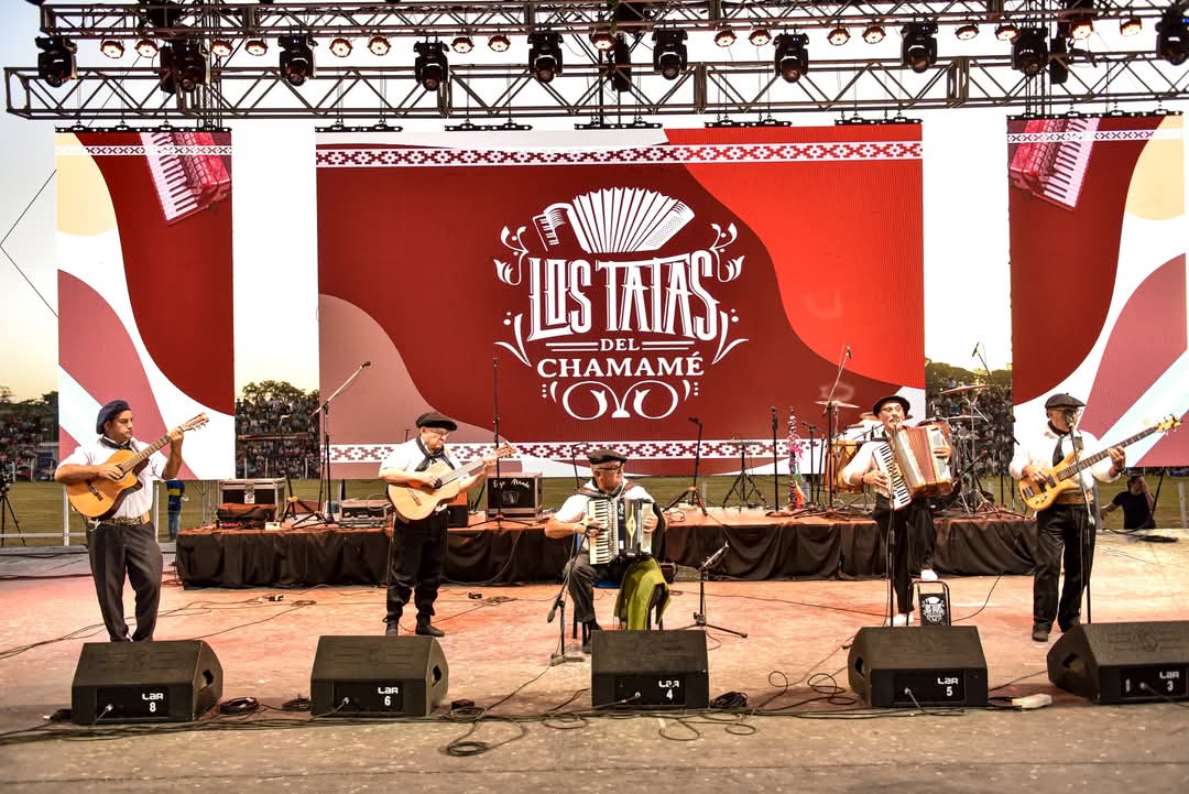 DiamanteTurismo's tweet photo. 🇦🇷🐎Los Tata del Chamamé estuvieron en el Escenario Carlos Santa María. El grupo diamantino lleva el Chamamé adentro del alma. 🪗
#ÚltimaLuna. 🌙
#FestivalDiamante #DestinoDiamante #DestinoNaturaleza #TuLugar https://t.co/chUDX7wH0q