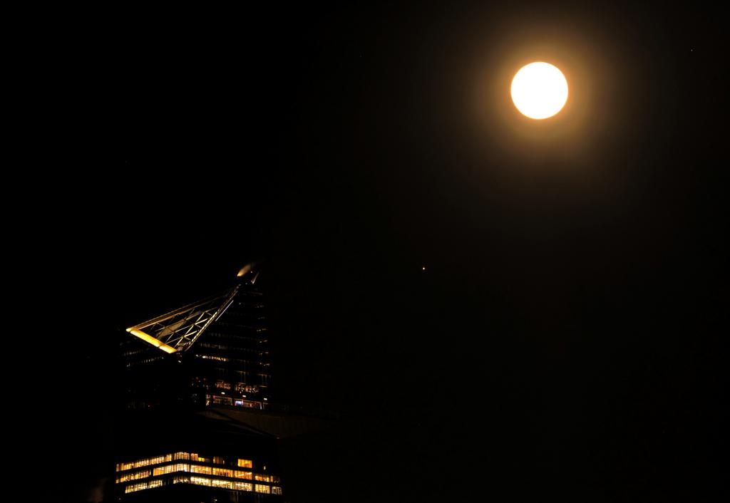 GaryHershorn's tweet photo. The full Wolf Moon and planet Mars rise over 30 Hudson Yards in New York City, three hours before the lunar occulation of Mars takes place, Monday evening #newyork #newyorkcity #nyc #moon #mars #WolfMoon #occulation https://t.co/hWnB1lRT7x