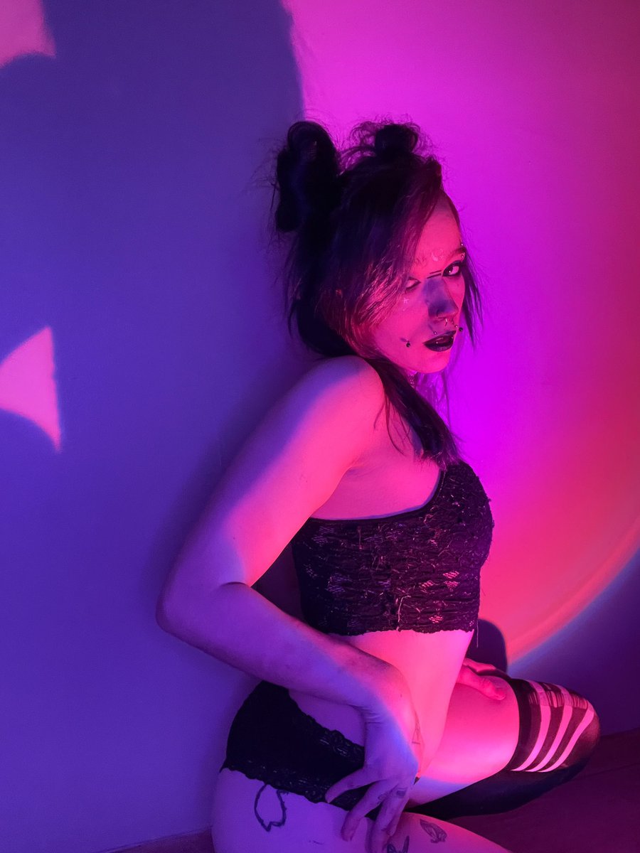 grav3robb3r's tweet photo. i’ve got like 150 pics/videos from this set it was so hot, you know i’m posting it to OF. subscribe for some videos;) 
#onlyfans #altgirls #gothgirls #of #baddie #content #nsfw #ofgirls #goonette #hot https://t.co/5w8pWF0IID