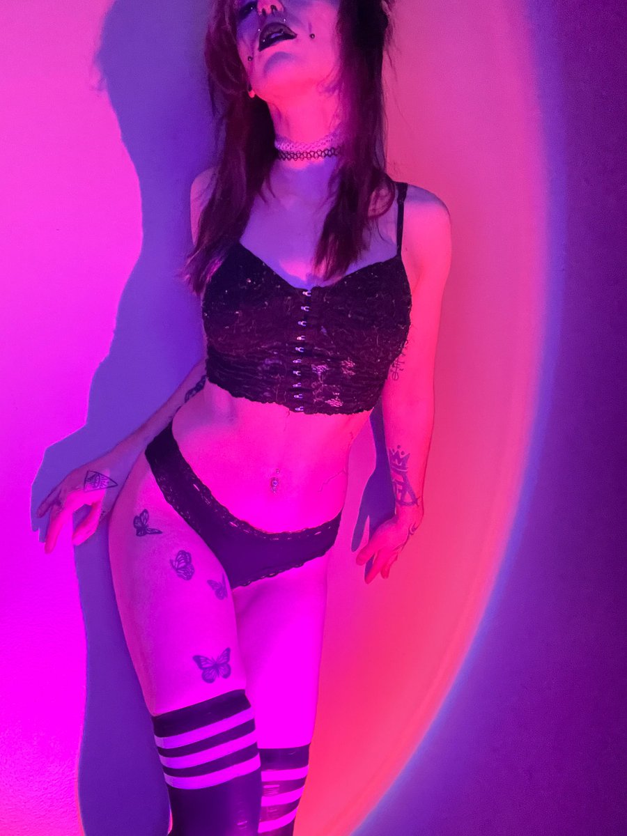 grav3robb3r's tweet photo. i’ve got like 150 pics/videos from this set it was so hot, you know i’m posting it to OF. subscribe for some videos;) 
#onlyfans #altgirls #gothgirls #of #baddie #content #nsfw #ofgirls #goonette #hot https://t.co/5w8pWF0IID