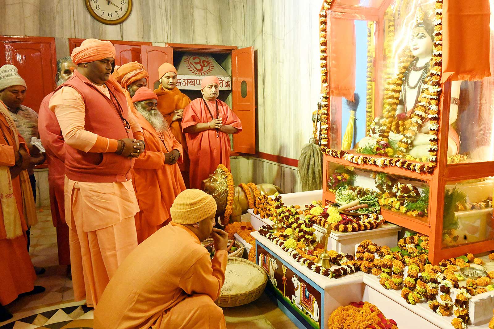 सीएम योगी ने मकर संक्रांति पर गोरखनाथ मंदिर में चढ़ाई आस्था की खिचड़ी, प्रदेश वासियों को दीं शुभकामनाएं