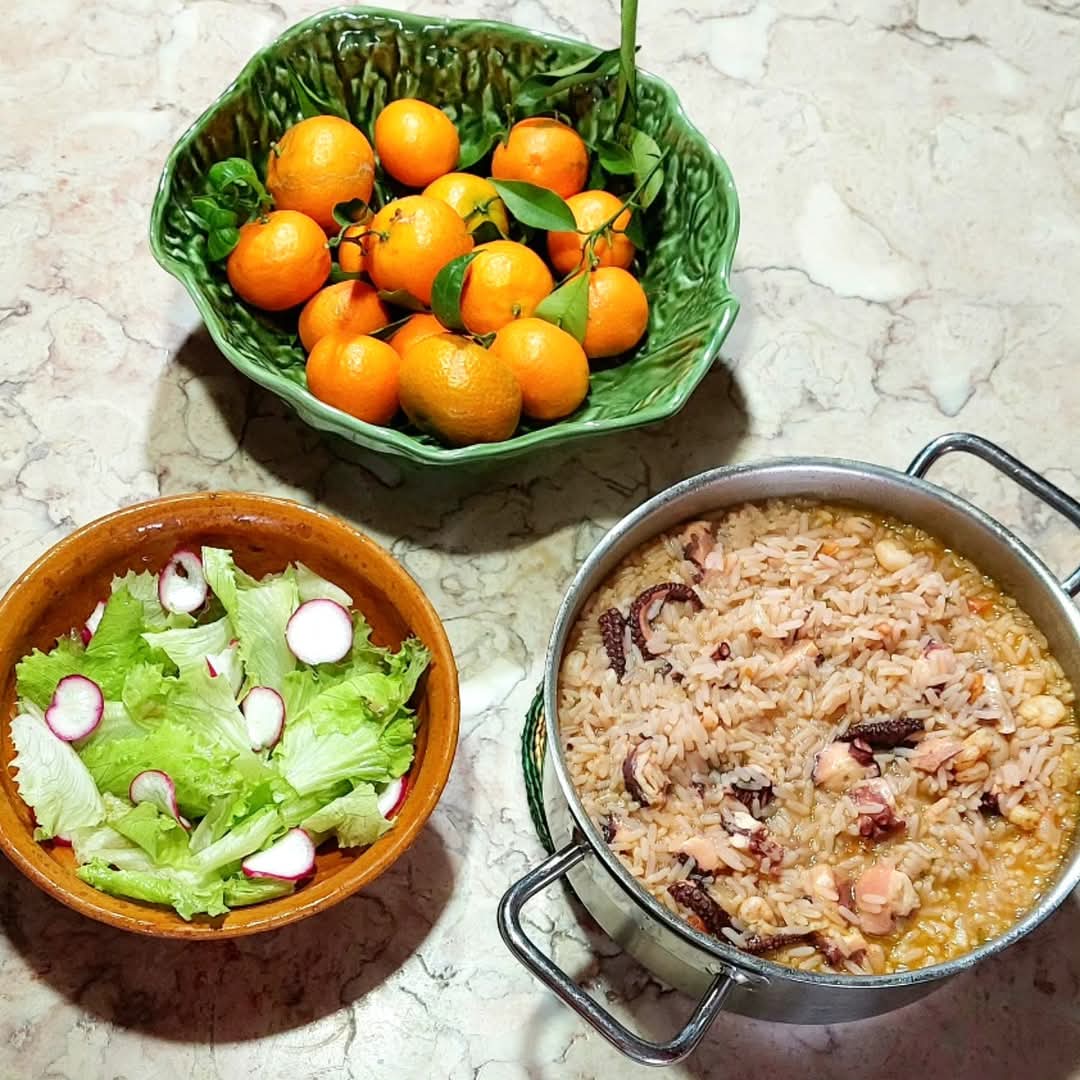 ColoridaComida's tweet image. Arroz de Polvo com salada de alface e rabanetes a acompanhar. 
Sobremesa tangerinas do quintal. 
Receita
Arroz de Polvo
comidacolorida.com/2022/11/01/arr…
Cozer polvo
comidacolorida.com/2022/10/21/com…
Vídeo
Arroz de Polvo 
youtu.be/Pu_ND6zauQQ
Cozer polvo 
youtu.be/1iMLqD6v0zs