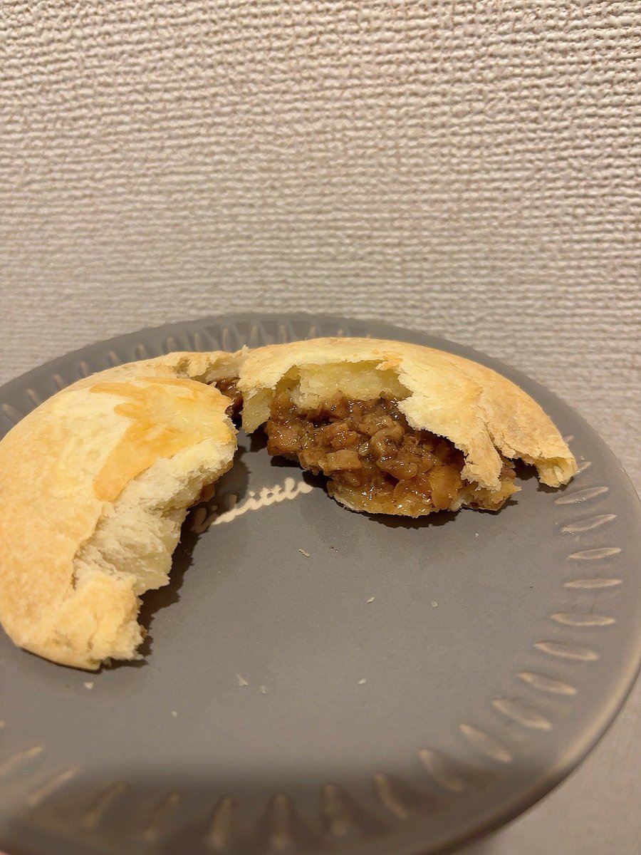dokoKALDI's tweet photo. 朝食に。
電子レンジで1分20秒チン→オーブンで2分。パイ生地があまりサクッとはならなかかった😅もう少しオーブンしたらよかったかな？手のひらサイズで小さめ。
味は濃いめでパイ生地と合う！！
#カルディ
#KALDI
#やみつきプルコギパン
#韓国フェア https://t.co/S20ZSmQ91B