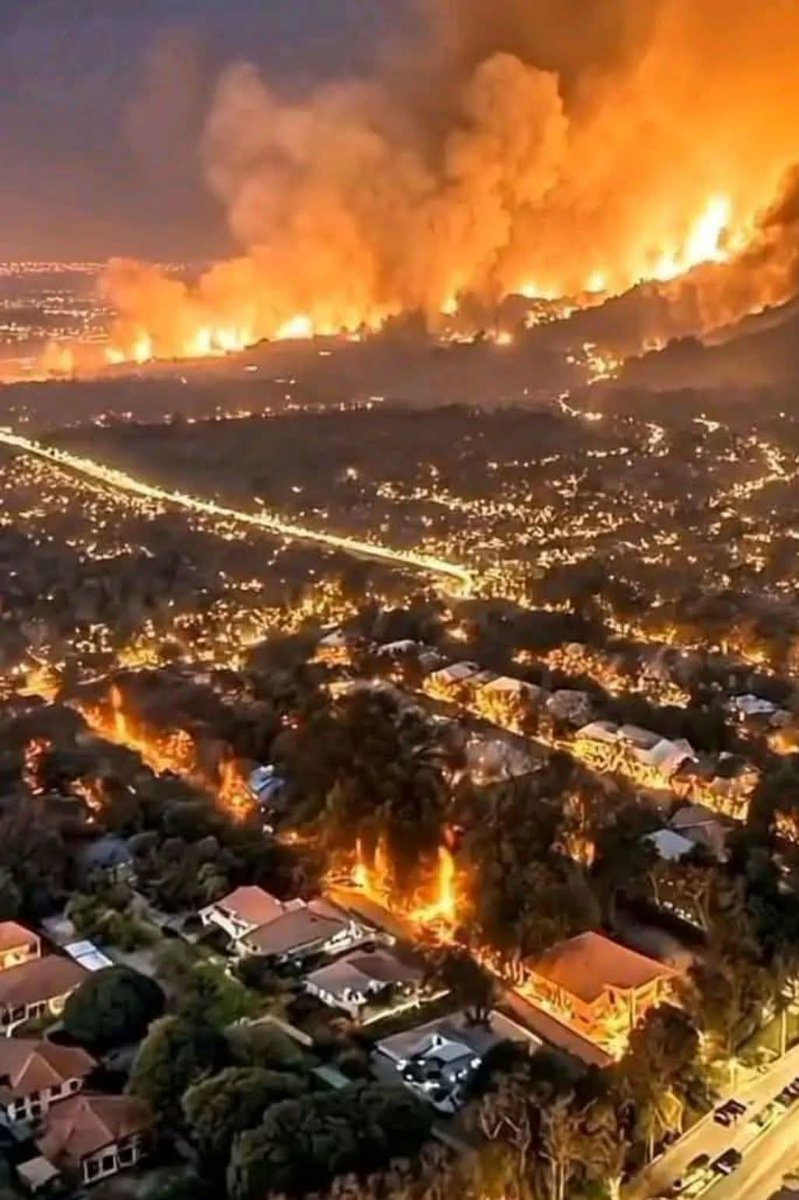 #عاجل #الٱن
 ما زالت الحرائق تمتد وتمتد و تمتد وتمتد وتشتد  
يارب طريقها الى  البيت الأسود 
دعواتکم يامسلمين 🤲
اللهمَّ ارنا فيهم عجا ئب قدرتك يارب العالمـين 🤲