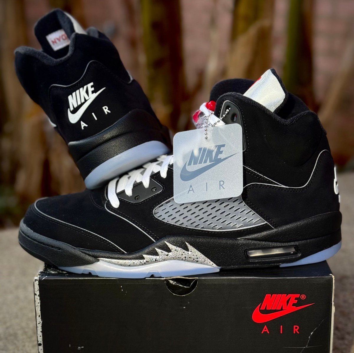 JustFreshKicks's tweet photo. The Air Jordan 5 "Black Metallic” Releases February 8th 🖤💥 https://t.co/1uJBlk185w https://t.co/03c8s9v0pD