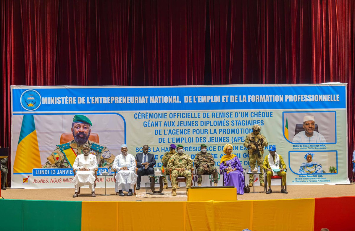 Malijetactu's tweet photo. APEJ : Les jeunes diplômés ont reçu leur chèque géant ! https://t.co/2blJ6GC6id #malijet #APEJ #Mali #jeunes #diplômés #chèque #nation #société #politique https://t.co/kzKAKNjbyi