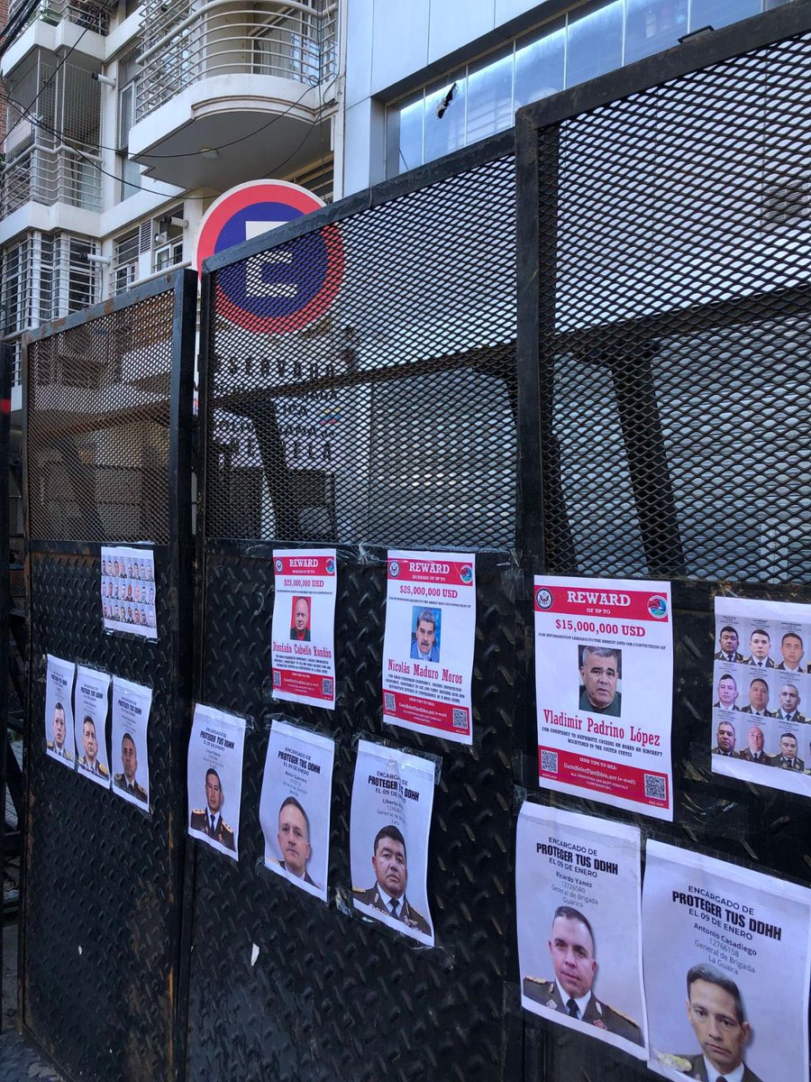 Así está la embajada de Venezuela en Argentina, llena de pancartas buscando a los criminales Nicolás Maduro y sus cómplices, así debe ser en todo el mundo. 👏🏻🔄