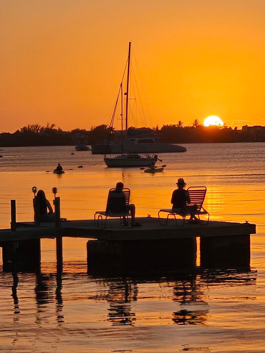 FlaKeysResorts's tweet photo. ๐
A stunning Key Largo sunset to end the day in paradise! ๐ดโจ The colors over the water are pure magic, reminding us why the Florida Keys are so special. Who else loves catching sunsets here? ๐๐ #KeyLargoSunset #FloridaKeysMagic #IslandVibes #ParadiseFound https://t.co/VvD4VYYxds