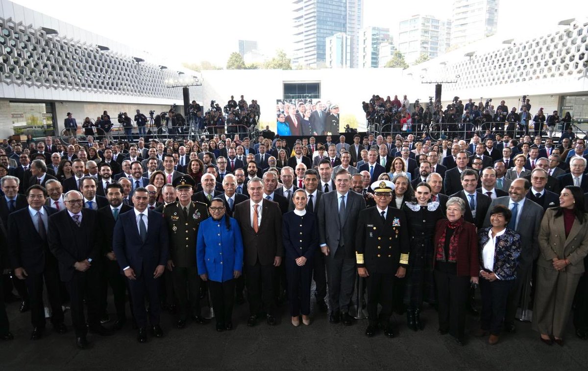 aliciabarcena's tweet photo. La presidenta @Claudiashein presentó hoy el #PlanMéxico, una estrategia transformadora para el desarrollo de nuestra nación que prioriza el derecho humano al agua, la sostenibilidad, la igualdad y el bienestar. Un paso firme hacia el desarrollo ambiental, social y económico de 🇲🇽 https://t.co/EAsdsZ2dZv