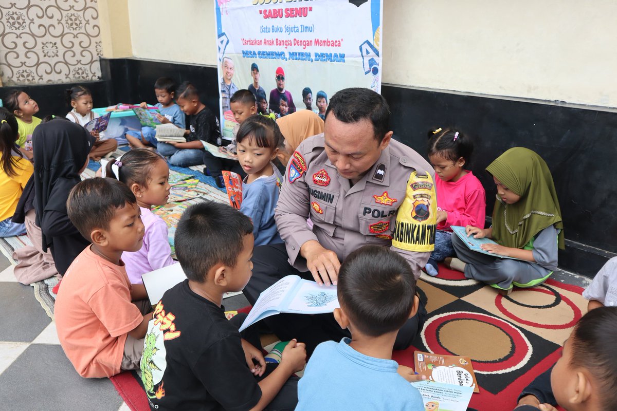 Aipda Sugimin Bhabinkamtibmas Polres Demak; Membuat Perpustakaan Keliling Untuk Tingkatkan Minat Baca Anak
mediahub.polri.go.id/image/detail/1…