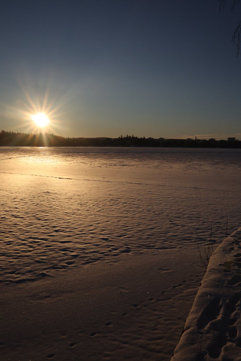 The sun like we used to draw it☀️

#sun #raysofsun #sunnyday #weekendvibes #photography #photofrommyheart #photoop #walkingonice #lake #ice #NaturePhotography #nature #landscape #winter #january
