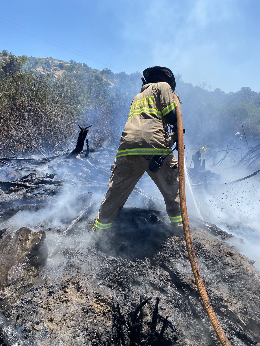 primera1949's tweet photo. Nuestra unidad BX-1 fue despachada a #incendioforestal , Sector el estero de las Dichas, A cargo de nuestro Teniente 1 Gonzalo Cueto. 

🚨Recuerda que puedes Acercarte a nuestro cuartel ubicado en chapito #152  y sumarte a nuestra campaña #HIDRATAAUNBOMBERO https://t.co/OuG771z841