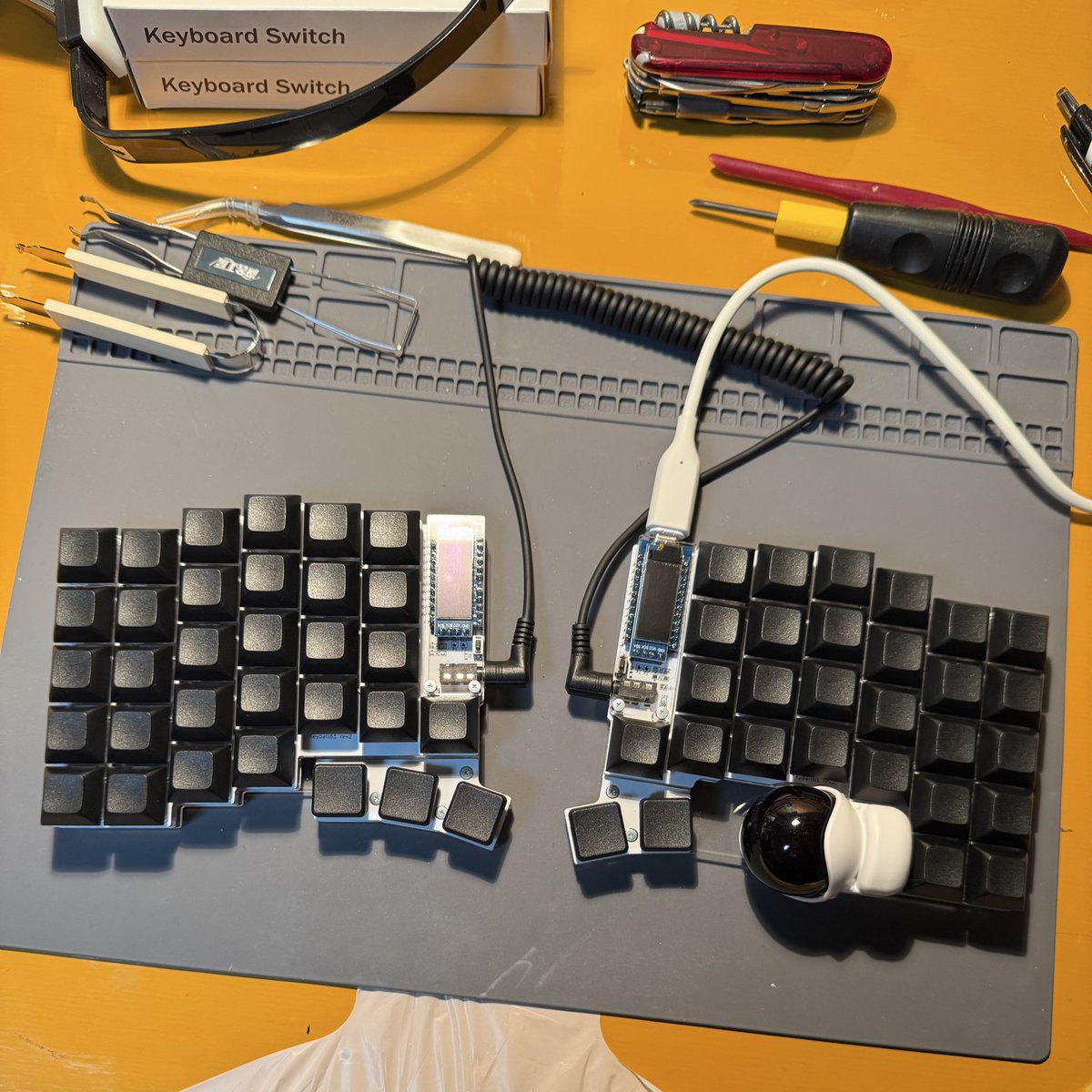 TakemuraKsk's tweet photo. #keyball 
#keyball61 

完成
久し振りのはんだ付けでしたが全キー無事一発反応
LEDは苦戦しつつも地道に確認して無事全灯
ホーミングキーキャップ必要 
テンティング位置など探りつつ肩凝り緩和を期待
キーマップの試行錯誤で #ボケ防止
職場用

次は #keyballish 

自宅＆持ち運び用？

#五十の手習 https://t.co/Wrzf2xWGNM