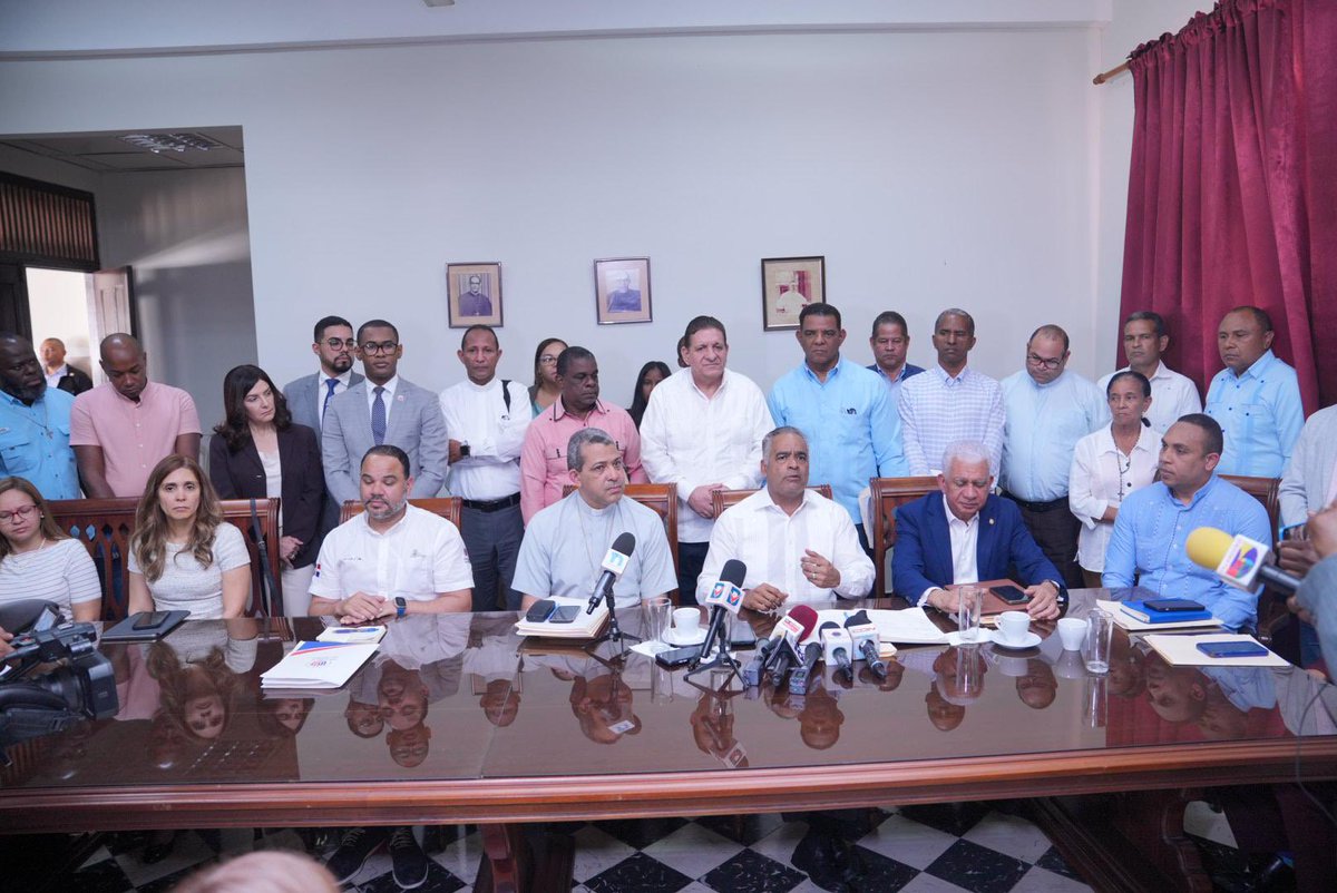 joelsantose's tweet photo. Con el objetivo de garantizar soluciones justas para las comunidades de Cotuí, hoy, junto al Defensor del Pueblo, Pablo Ulloa (@peulloa), y el obispo de La Vega, Carlos Morel Diplán, dimos inicio a un diálogo para abordar el proceso de reasentamiento de las comunidades impactadas por los trabajos mineros realizados en la zona por la Barrick Pueblo Viejo (@BarrickRD).

Desde el Gobierno, reafirmamos nuestro compromiso de llevar tranquilidad y bienestar a estas familias. Por esto, continuaremos las conversaciones el próximo miércoles 15 de enero, en el obispado de La Vega, con el objetivo de alcanzar una solución integral en un plazo de dos semanas.

¡Juntos, construimos un futuro más justo y sostenible!

#JoelSantosEchavarría
#MineríaResponsable
#Cotuí