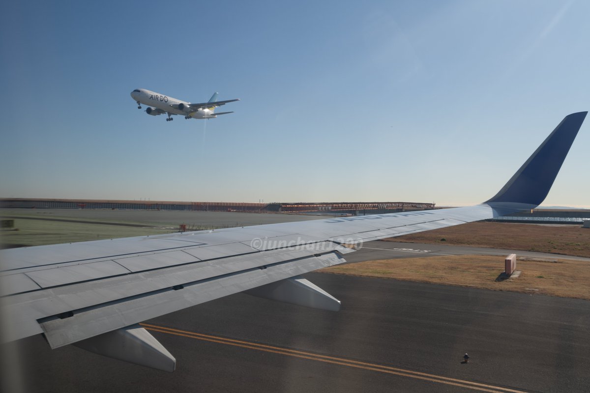 junchan1200's tweet photo. 34RでHold Short中にAir Do着陸機を撮ってみました😃
#羽田空港 #RJTT #HND #ANA #JA64AN #NH315 #AirDo https://t.co/zmDlk2p6RX
