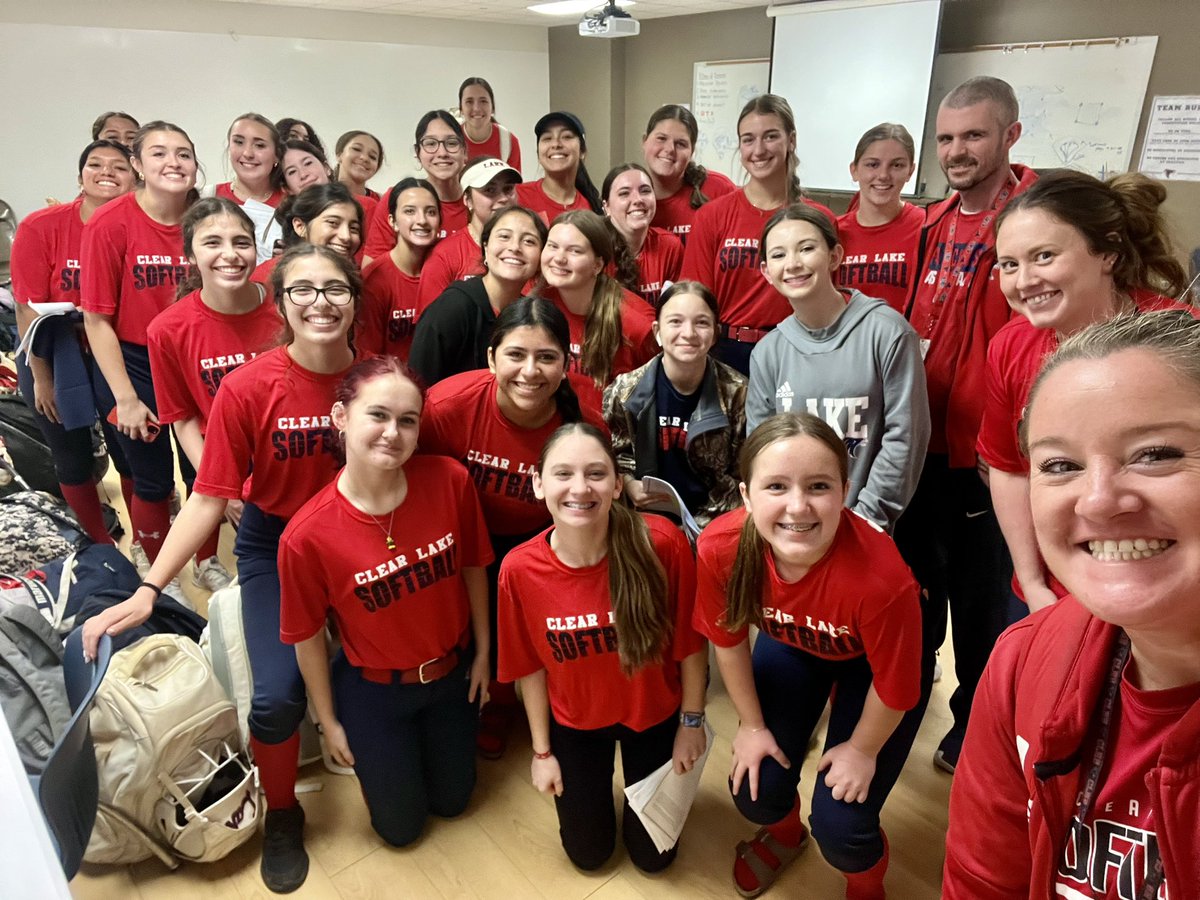 lake_softball's tweet photo. Program meeting and our seniors got letters from their parents today! 

Looking forward to a great season with this group! 

#MUDITA https://t.co/6NDDLUmIv7