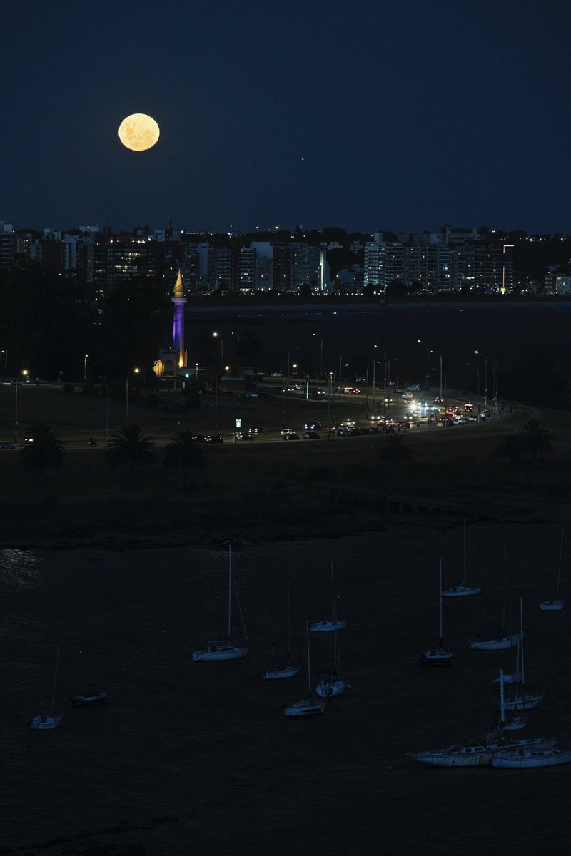 La luna y marte recién. Salgan a verlos tan cerquita entre ellos