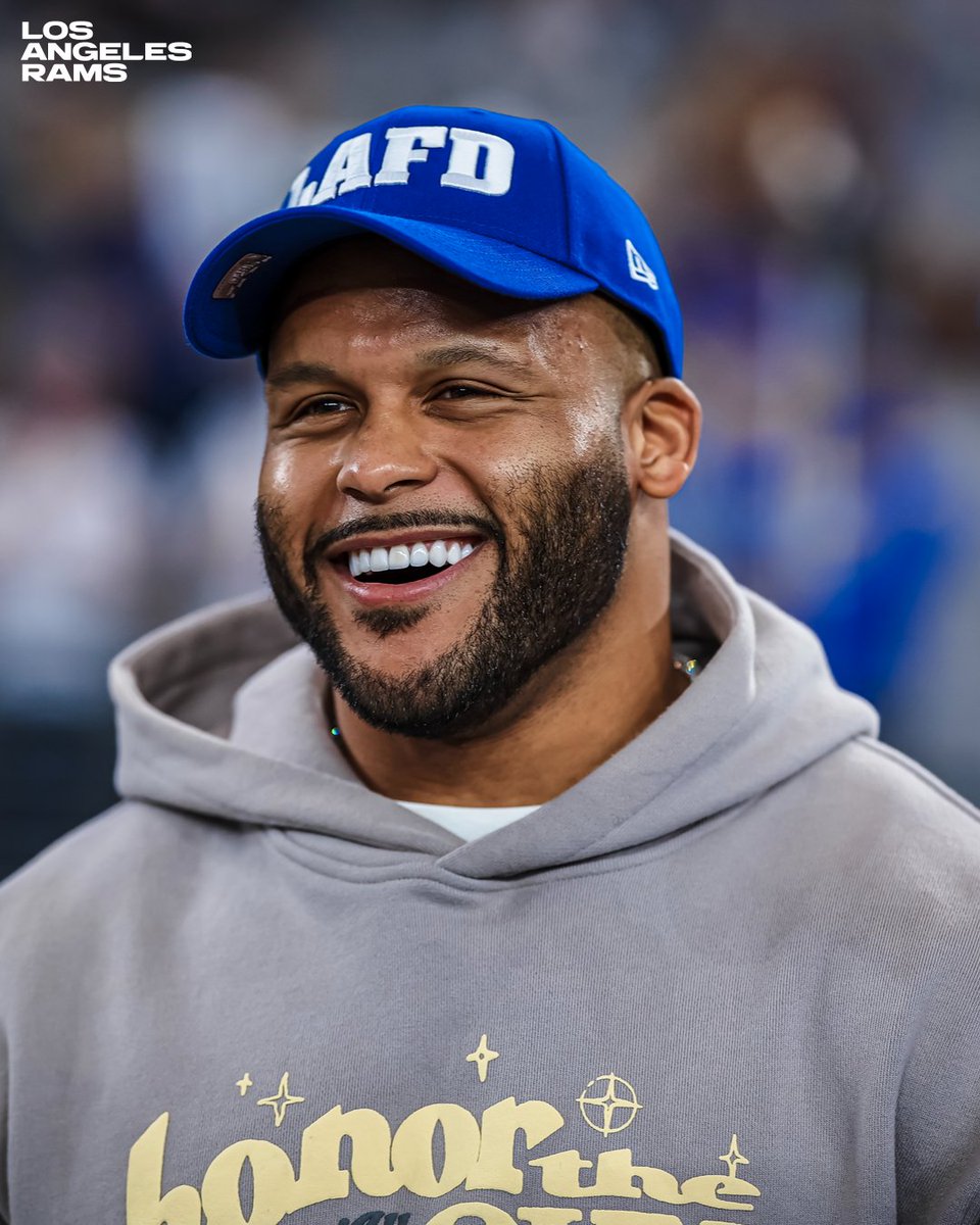 RamsNFL's tweet photo. AARON DONALD IN THE BUILDING https://t.co/LdnZ5iBypi