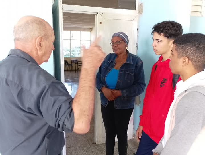 En la mañana de hoy los estudiantes de la Esc Pedag Nicolás Guillén Batista se preparan para el desarrollo de las actividades el  próximo 15 de enero día de la Ciencia 👨🏽‍🔬💯🔬🔭
#CubaMined 
#PorCamagüeyTodo
