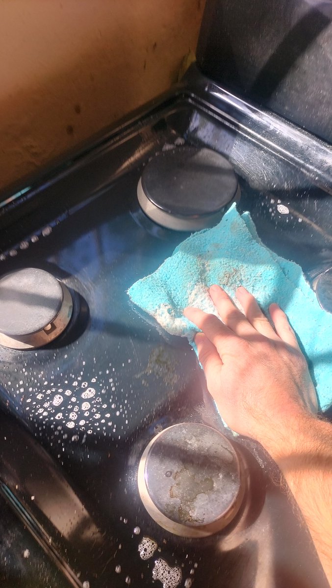 Alex_Escribe's tweet photo. en casa
el sol atraviesa la ventana como si supiera
que el amor no necesita gritar
ni pedir permiso
se posa
ligero
en cada rincon
 que llamamos nuestro

#amodecasa #househusband https://t.co/p8fyXfbFUn