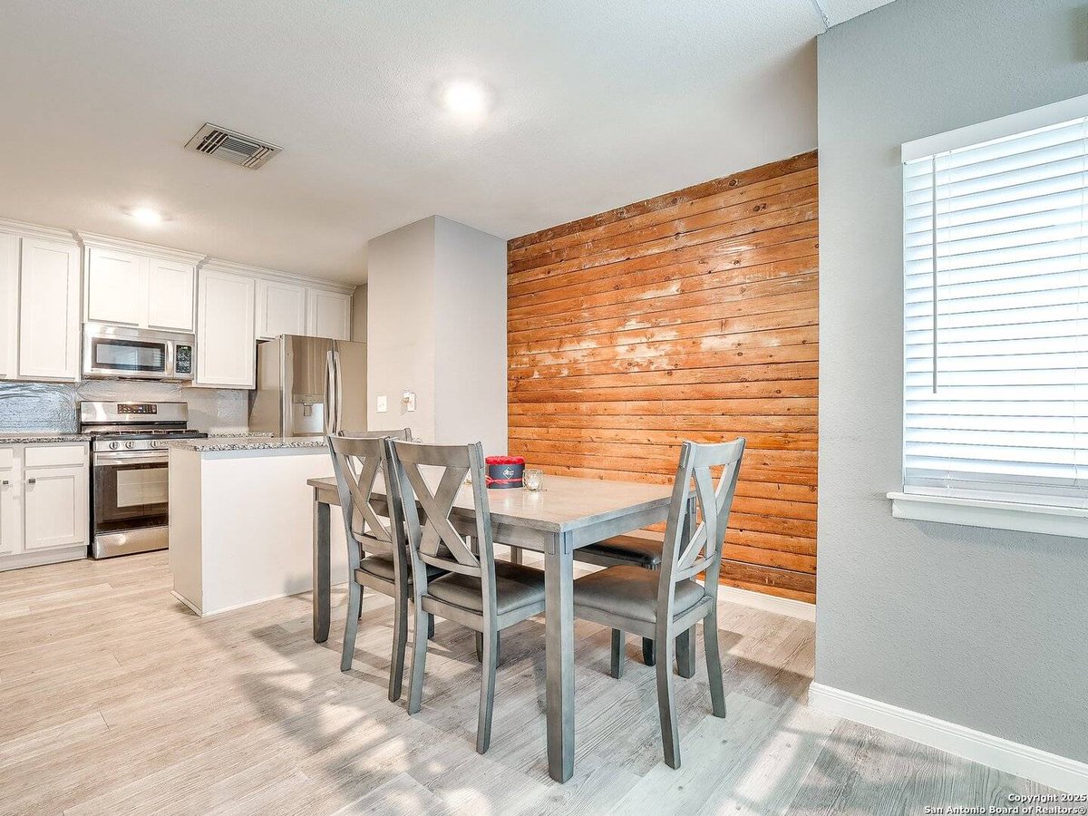 KerryDAlexander's tweet photo. 5550 RANGELAND, San Antonio, TX 78247

🏡 Charming NEISD Home – Perfect Location!

Move-in ready and waiting for its new owners! Don’t miss this blend of comfort and location.

#NEISD #SanAntonioHomes #NewListing #RealtorLife #lptrealty 
https://t.co/LUosFfuIq1 https://t.co/uKyrKZq9sk