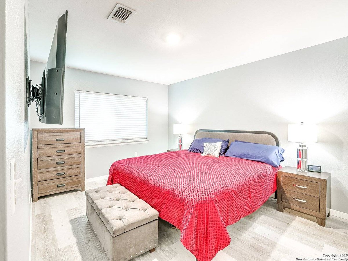 KerryDAlexander's tweet photo. 5550 RANGELAND, San Antonio, TX 78247

🏡 Charming NEISD Home – Perfect Location!

Move-in ready and waiting for its new owners! Don’t miss this blend of comfort and location.

#NEISD #SanAntonioHomes #NewListing #RealtorLife #lptrealty 
https://t.co/LUosFfuIq1 https://t.co/uKyrKZq9sk