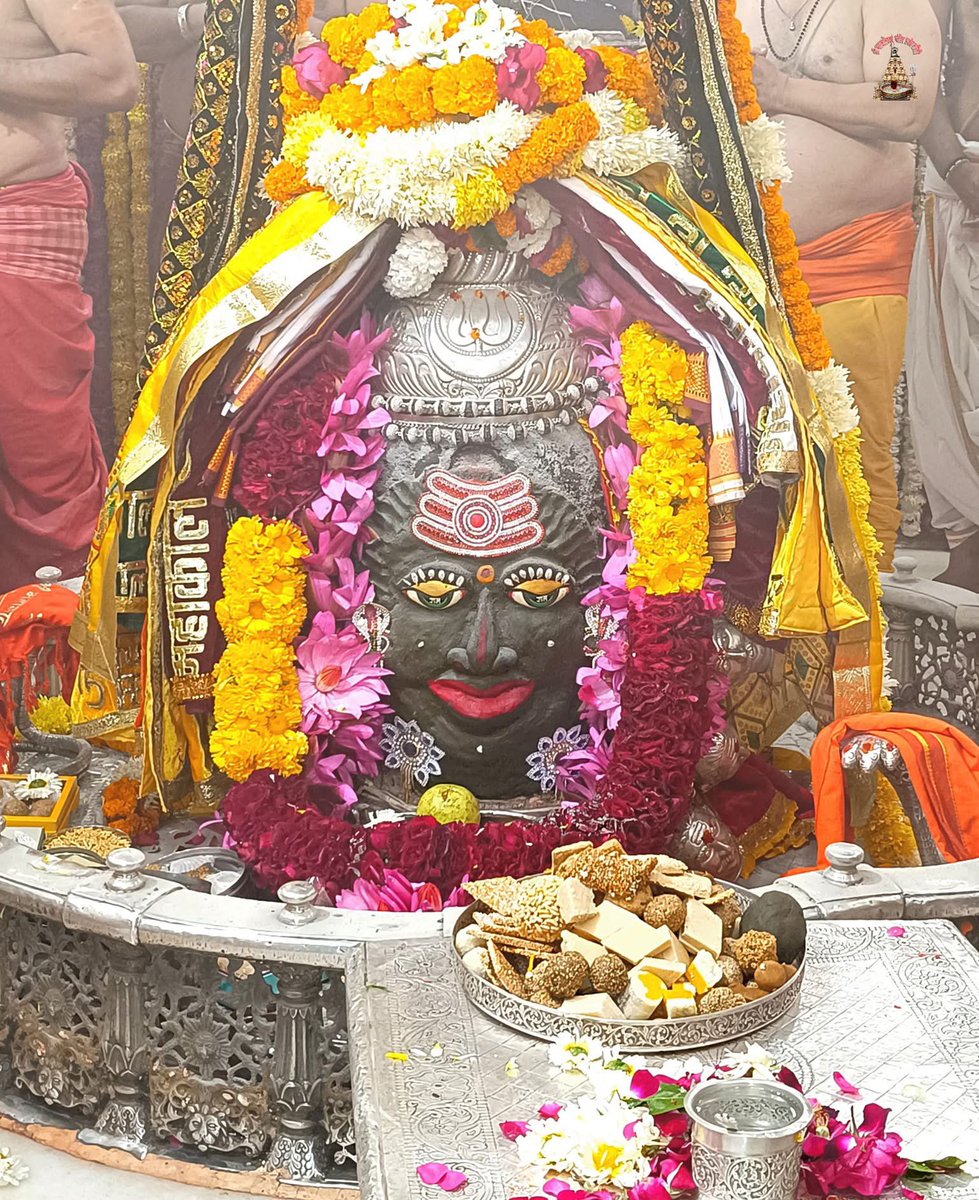 12Jyotirling's tweet photo. श्री महाकालेश्वर ज्योतिर्लिंग जी के आज के भस्म आरती श्रृंगार दिव्य दर्शन 14.01.2025 https://t.co/VoOInxRhIA