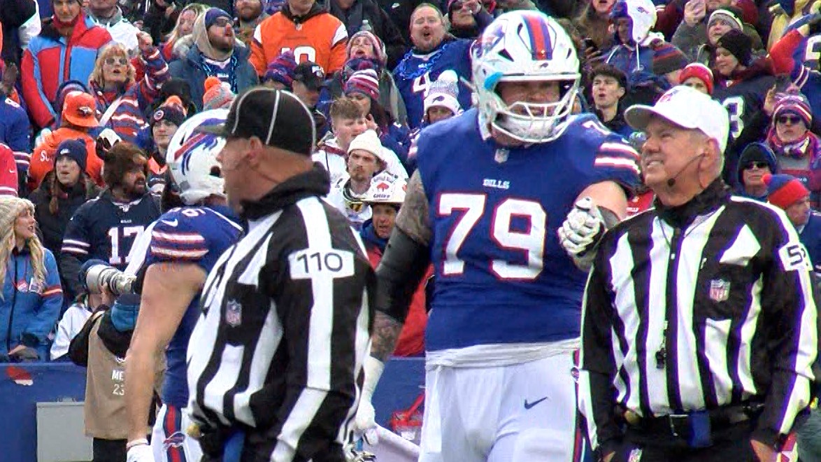 AJFeldmanTV's tweet image. Spencer Brown tried to get referee Bill Vinovich to join the Mr. Brightside singalong 😂

#Bills #BillsMafia 

Credit to @JustinCalarco for spotting it.
