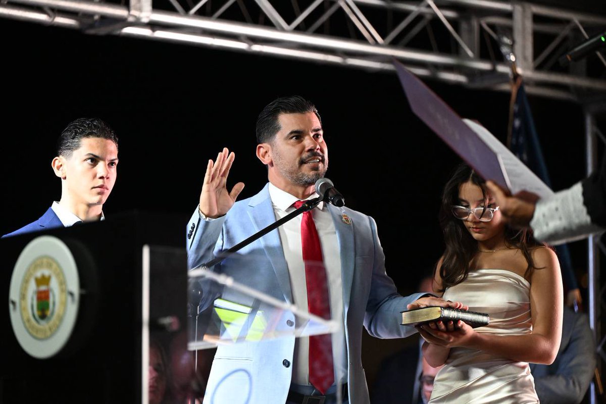 Hoy acompañando a Samuel “Sammy” Rivera  en su juramentación a un segundo término como alcalde de Ceiba; junto a los alcaldes de Fajardo, José Aníbal Meléndez; Canóvanas, Lornna Soto; Vieques: José “Junito” Corcino; Maunabo, Ángel O. Lafuente; Las Piedras, Miguel López; Río