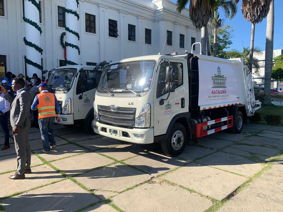 Hoy presentamos dos de los cuatro nuevos camiones que transformarán la gestión de los residuos sólidos en San Juan de la Maguana. Este es solo el comienzo de un municipio más limpio, ordenado y eficiente. ¡Sigamos trabajando juntos!
