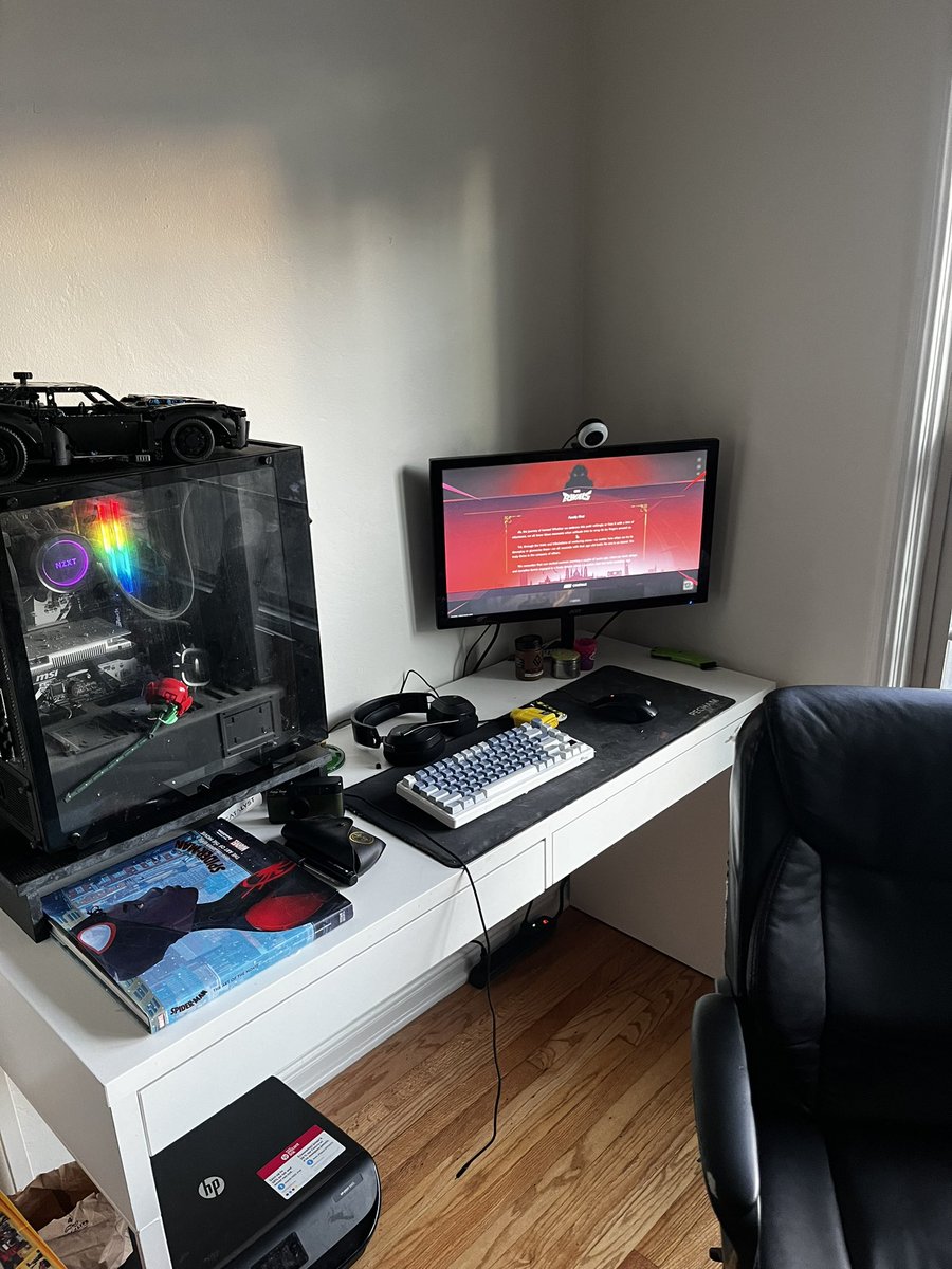 bondyinhiding's tweet image. secured the new desk for $40 #chillz