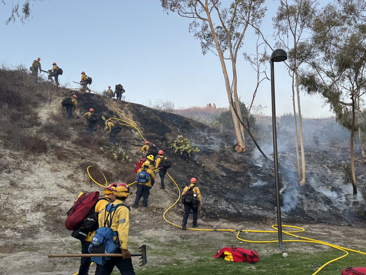 OCFireAuthority's tweet photo. Firefighters are on scene of a vegetation fire near Vintage Way in @LakeForestCA. With our numerous resources prepositioned specifically for this red flag event, an aggressive fire attack was launched resulting in forward progress already stopped. https://t.co/15duk4atBk