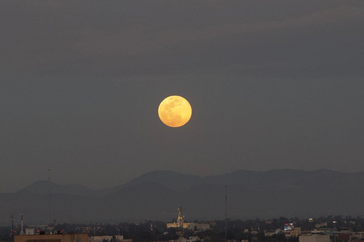 😍 🌋 El cielo despejado de esta tarde en el Valle de México permitió apreciar el Iztaccíhuatl cubierto de nieve y la luna llena saliendo en el horizonte 🌕

📸 #FOTOS: Valente Rosas | EL UNIVERSAL