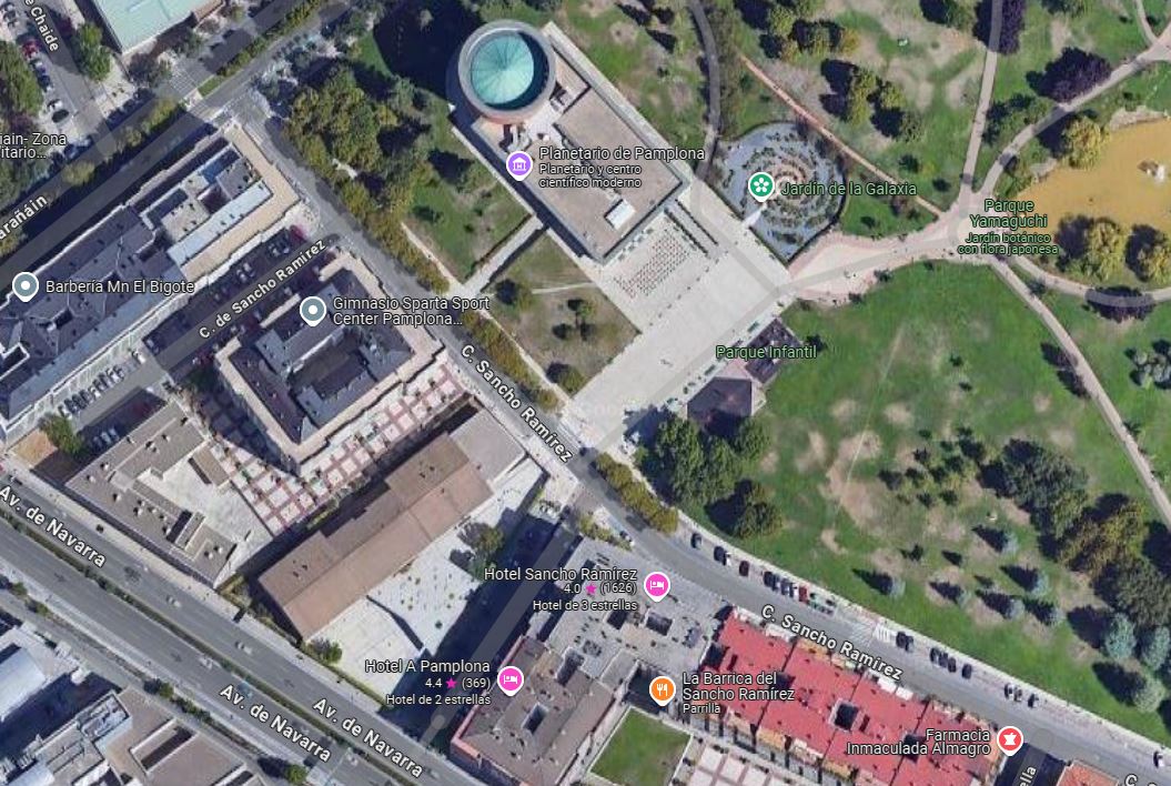 PoliciaPamplona's tweet photo. 🚨🚨 En estos momentos se ha cortado al tráfico la calle Sancho Ramírez a consecuencia de un incendio en el Planetario, sito en el parque de Yamaguchi

En el lugar se encuentra @bomberos_na trabajando para sofocar el fuego https://t.co/IeQdvs4TOM