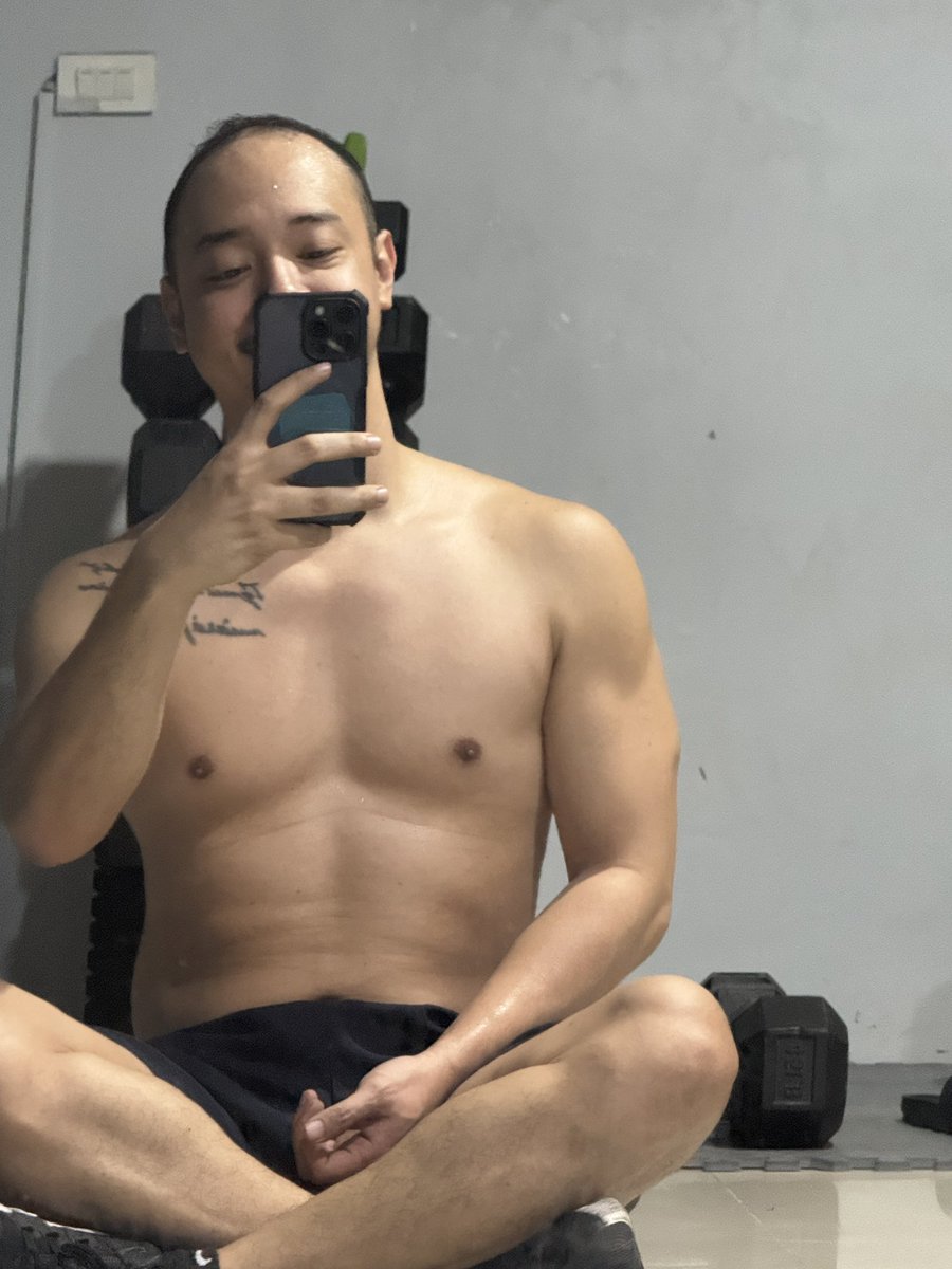 charlesaames's tweet image. I really don&apos;t know how to take good mirror selfies 🤣 #postworkout pics tutorial please 🤣