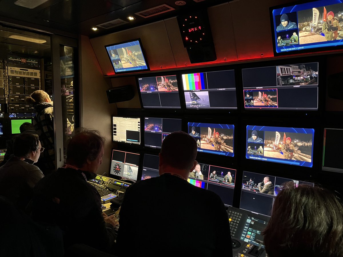 Ils n’ont pas peur de braver le froid matinal des Sables d’Olonne : Anthony Brulez, Virginie Charbonneau et <a href="/francoisgabart/">François GABART ⭐️⛵️⭐️</a> sont sur le pont pour l’arrivée de Charlie Dalin, vainqueur de cette 10e édition du <a href="/VendeeGlobe/">Vendée Globe</a> ⛵️

Suivez le direct ici 📲 france3-regions.francetvinfo.fr/pays-de-la-loi…