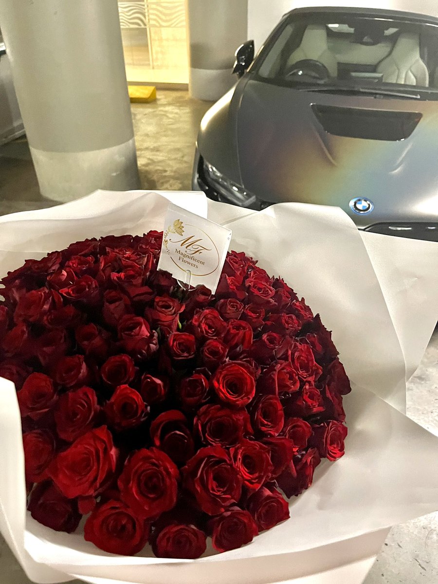 M_flowersza's tweet photo. 100 red roses for his special lady😍😍😍

#Sandtonflorist #Floristinjohannesburg #Floristnearme https://t.co/CvMCeky5wg