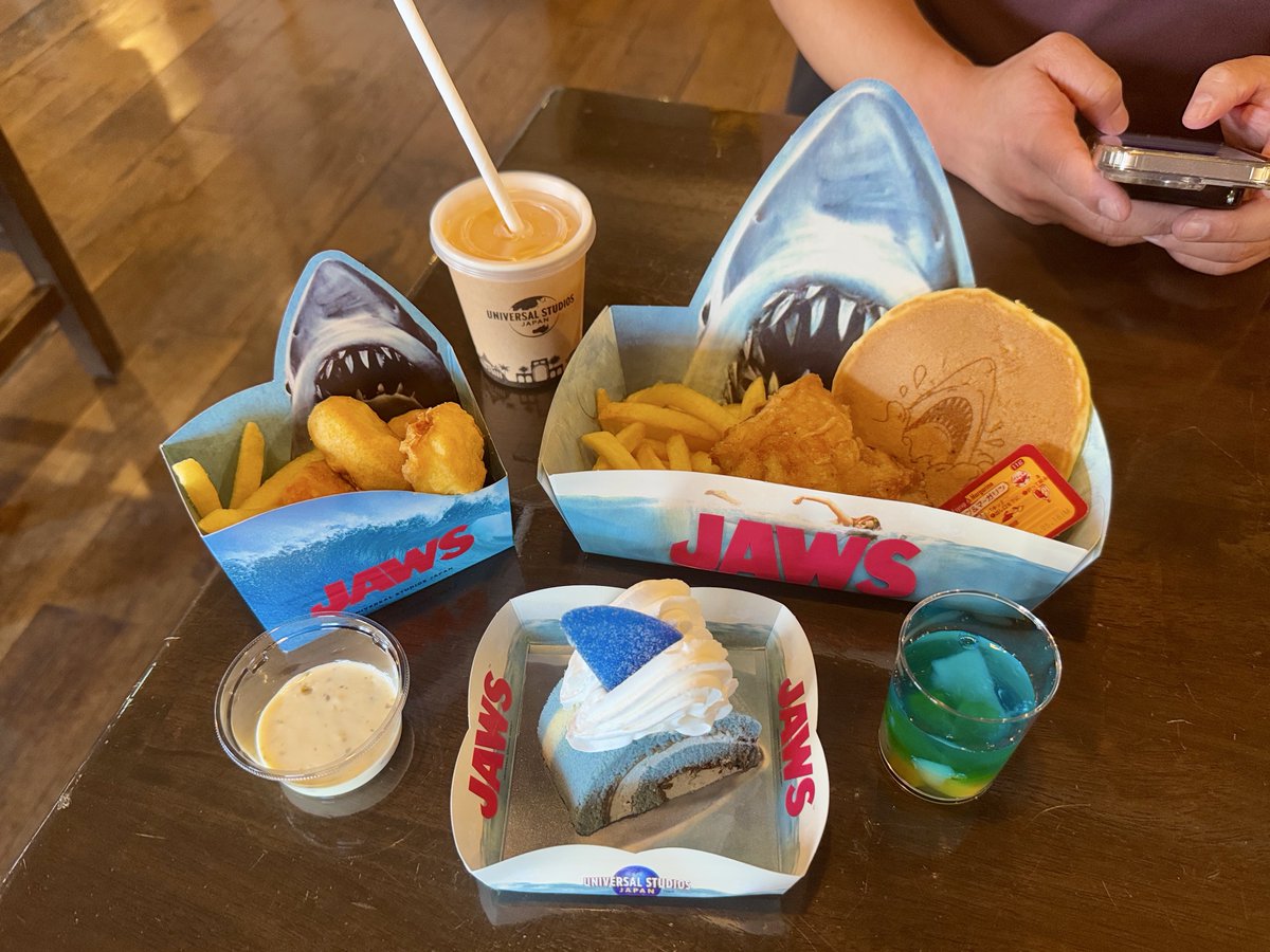 SoCal360's tweet photo. Snack time at Amity Landing Restaurant
At Universal Studios Japan. 🇯🇵🦈 

-Amity Kids Meal w/ pancake $7 
- Chicken Nuggets $4.13
- JAWS Cake $3.81 https://t.co/w1DDGMp5VU