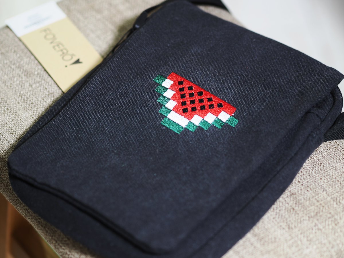 物づくりの維持が困難な占領下、パレスチナの青年たちが立ち上げたストリートファッションブランド、FOVERO。2023年末の取材中、偶然出会いました。今回の取材でもお店に伺い、クロスボディバッグを購入。「日本から注文が届き励みになっている」と▶ fovero.ps/en