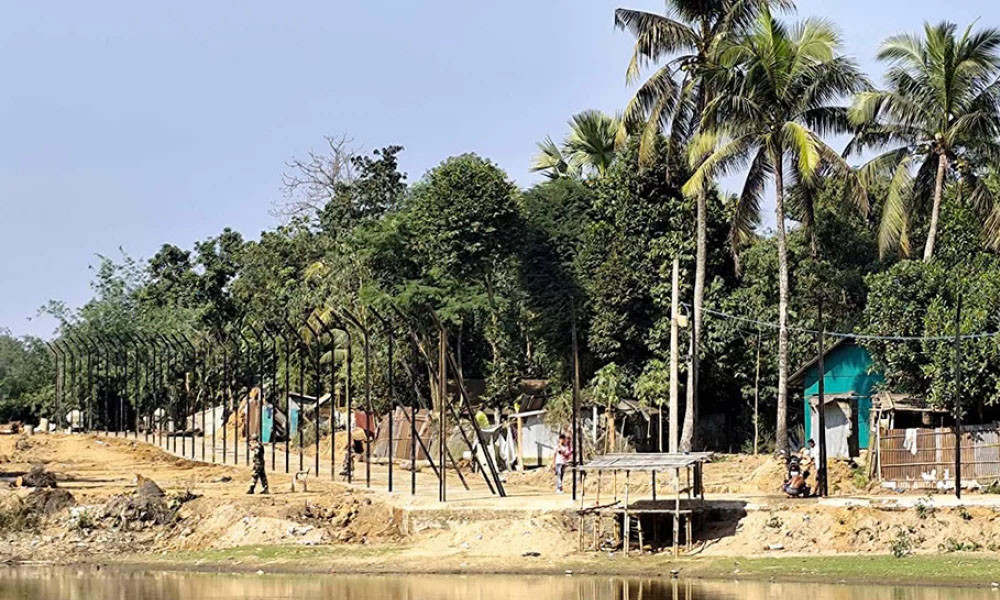 কুমিল্লায় সীমান্তে কাঁটাতারের বেড়া দিচ্ছে বিএসএফ