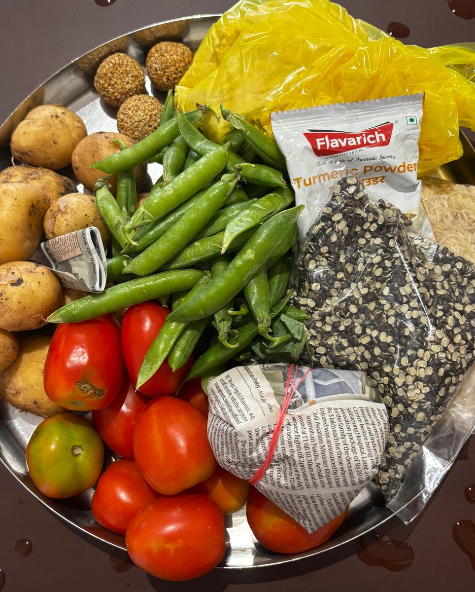 सूर्य के उत्तरायण के साथ ही हम सबका जीवन भी ऊर्जावान और प्रकाशवान होता जाए। 

☀️ #मकर_संक्रांति की शुभकामनाएँ। ☀️