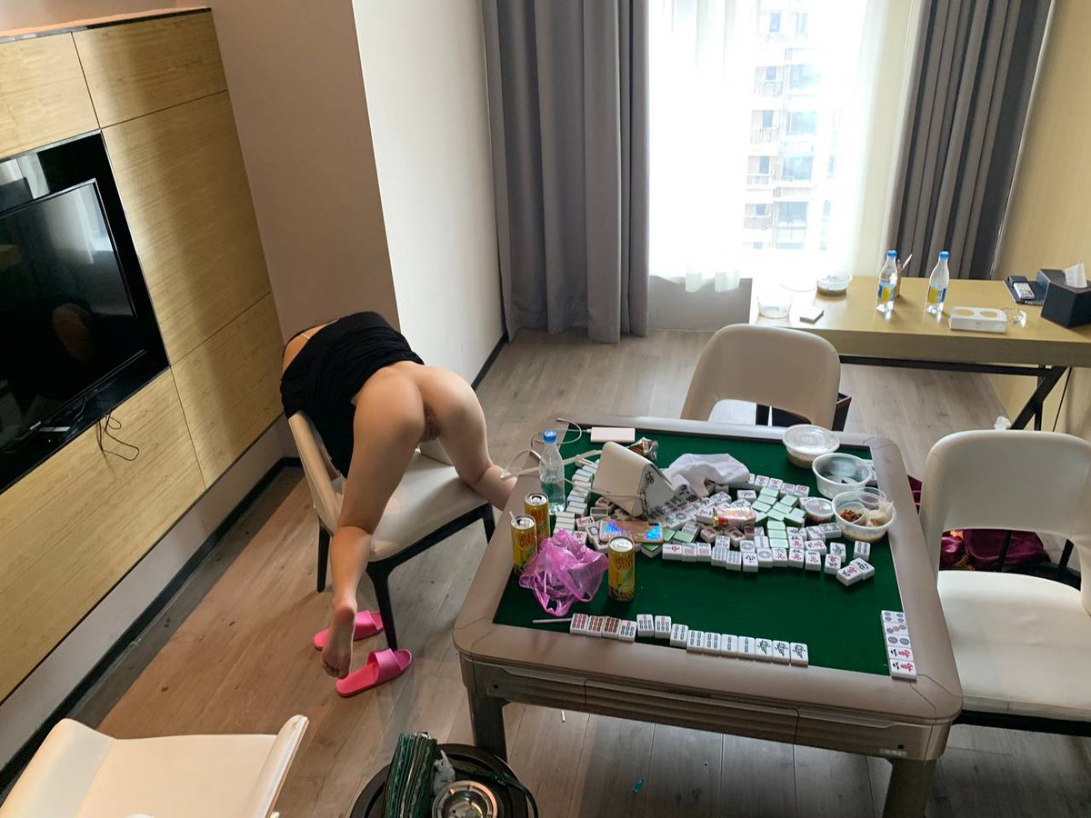 昨晚和闺蜜还有两个推友约了个麻将，打了个通宵…

本来气氛还正常，结果后来变成脱衣麻将了…内裤胸罩袜子都是输出去了，还好裙子还在～

最后答应了推友拍照留念～小穴对着他感觉淫水都要滴下来了…
其实偶尔有种娱乐方式蛮开心的…

希望下次约的推友胆子大一点，这时候后入应该很舒服吧～ https://t.co/UQ2XOZ53s7