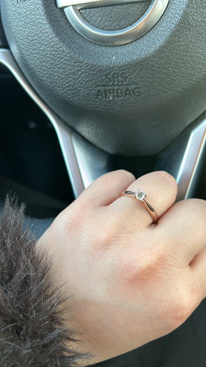 Melguzman_'s tweet photo. Lleve mi anillo a ajustar, y ya lo extraño 🥺🤍. https://t.co/mbZsTCCnbD